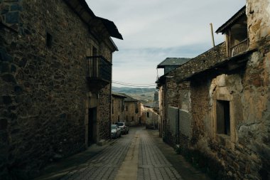 St.James Hac Yolu üzerindeki Galiçya 'nın Sarria İlkbahar Alanı' nda Scallop Shell Sembolü ve Sarı Ok İşaretli Taş Posta. Camino de Santiago Yolu..