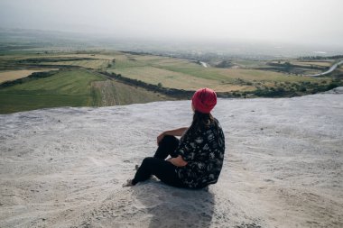 Pamukkale 'de teraslarda bir kız. Hindi. Yüksek kalite fotoğraf