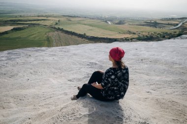 Pamukkale 'de teraslarda bir kız. Hindi. Yüksek kalite fotoğraf