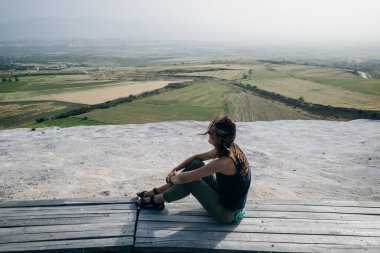 Pamukkale 'de teraslarda bir kız. Hindi. Yüksek kalite fotoğraf