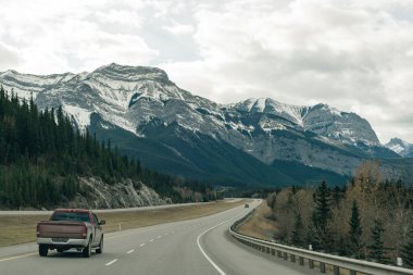 Banff Ulusal Parkı 'ndaki Trans-Canada otoyolu yaban hayatının üst geçidini gösteriyor. Yüksek kalite fotoğraf