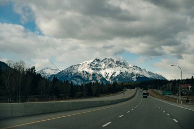 Banff Ulusal Parkı 'ndaki Trans-Canada otoyolu yaban hayatının üst geçidini gösteriyor. Yüksek kalite fotoğraf