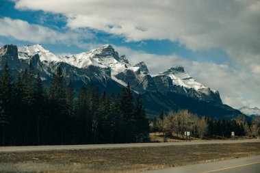 Banff Ulusal Parkı 'ndaki Trans-Canada otoyolu yaban hayatının üst geçidini gösteriyor. Yüksek kalite fotoğraf