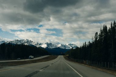 Banff Ulusal Parkı 'ndaki Trans-Canada otoyolu yaban hayatının üst geçidini gösteriyor. Yüksek kalite fotoğraf
