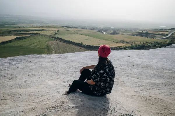 Pamukkale 'de teraslarda bir kız. Hindi. Yüksek kalite fotoğraf