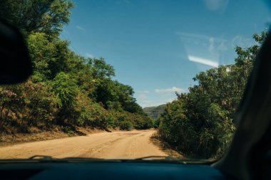 Hawaii, Kauai 'nin doğasında güzel bir yol. Yüksek kalite fotoğraf