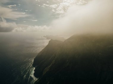 Portekiz, Atlantik 'in ortasındaki Madiera Adası' nın doğu ucunun hava görüntüsü.