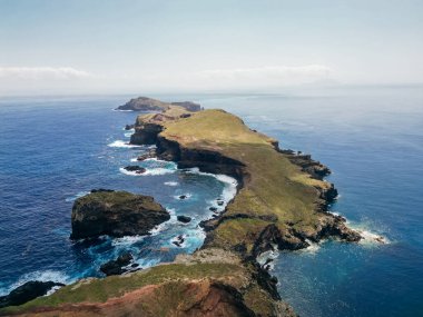 Portekiz, Atlantik 'in ortasındaki Madiera Adası' nın doğu ucunun hava görüntüsü.