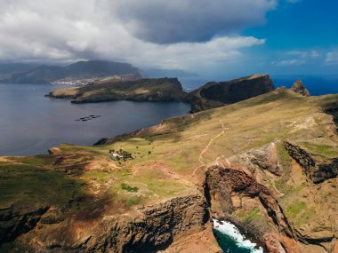 Portekiz, Atlantik 'in ortasındaki Madiera Adası' nın doğu ucunun hava görüntüsü.
