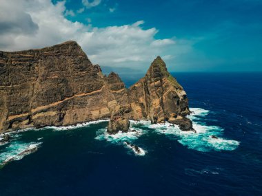 Portekiz, Atlantik 'in ortasındaki Madiera Adası' nın doğu ucunun hava görüntüsü.