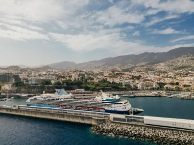 Portekiz 'in Madeira adasının Atlantik Okyanusu kıyısında kalesi olan Funchal şehri. Hava görüntüsü. Yüksek kalite fotoğraf