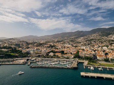 Portekiz 'in Madeira adasının Atlantik Okyanusu kıyısında kalesi olan Funchal şehri. Hava görüntüsü. Yüksek kalite fotoğraf