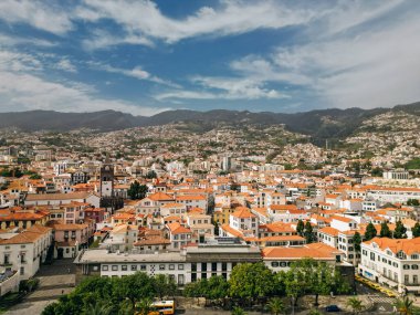 Portekiz 'in Madeira adasının Atlantik Okyanusu kıyısında kalesi olan Funchal şehri. Hava görüntüsü. Yüksek kalite fotoğraf