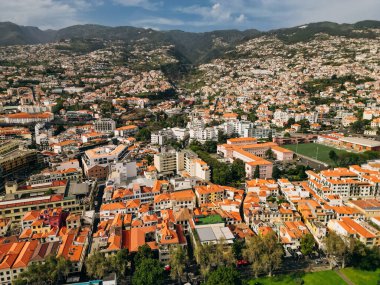 Portekiz 'in Madeira adasının Atlantik Okyanusu kıyısında kalesi olan Funchal şehri. Hava görüntüsü. Yüksek kalite fotoğraf