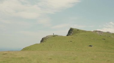 Pirenes dağlarında yürüyüş parkuru, İspanya. Yüksek kalite 4k görüntü