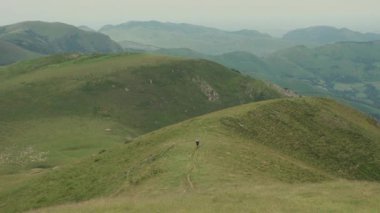 Pirenes dağlarında yürüyüş parkuru, İspanya. Yüksek kalite 4k görüntü