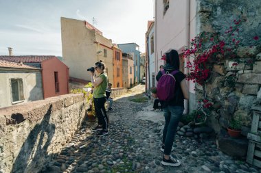 İtalya, Bosa, 1 Mayıs 2024. Renkli evleri olan güzel İtalyan caddesi. Yüksek kalite fotoğraf