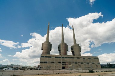 İkonik üç baca, İspanya 'nın Barselona kenar mahallelerinde kullanılmaz hale getirildi. Yüksek kalite fotoğraf