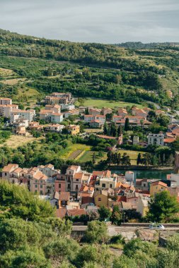 Renkli evleri ve ortaçağ şatosu olan güzel Bosa köyü. Sardunya, İtalya. Yüksek kalite fotoğraf