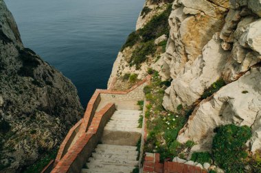 Grotta di Nettuno Mağarası 'na doğru merdivenler, Sardinya, İtalya. Yüksek kalite fotoğraf