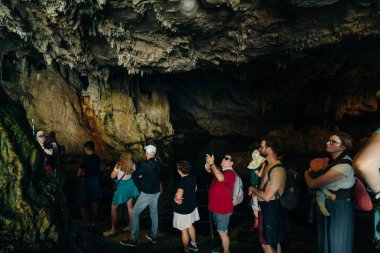 Grotta di Nettuno mağarasına doğru merdivenler, Sardinya, İtalya - 2 Mayıs 2024. Yüksek kalite fotoğraf