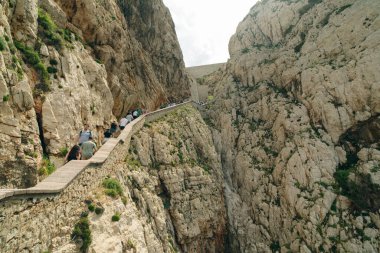 Grotta di Nettuno mağarasına doğru merdivenler, Sardinya, İtalya - 2 Mayıs 2024. Yüksek kalite fotoğraf