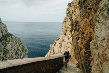 Grotta di Nettuno mağarasına doğru merdivenler, Sardinya, İtalya - 2 Mayıs 2024. Yüksek kalite fotoğraf