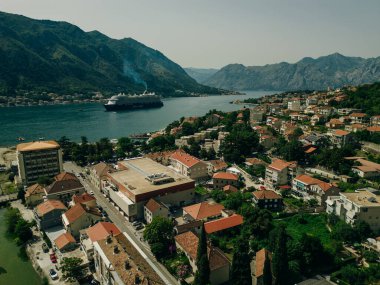 Karadağ 'ın Kotor Körfezi yakınlarındaki Perast kasabasının panoramik hava manzarası. Yüksek kalite fotoğraf