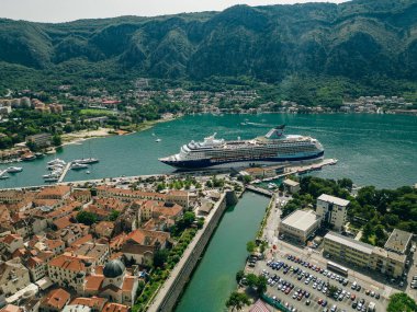 Karadağ 'ın Kotor Körfezi yakınlarındaki Perast kasabasının panoramik hava manzarası. Yüksek kalite fotoğraf