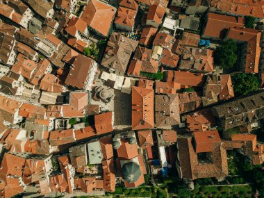 Karadağ 'ın Kotor Körfezi yakınlarındaki Perast kasabasının panoramik hava manzarası. Yüksek kalite fotoğraf