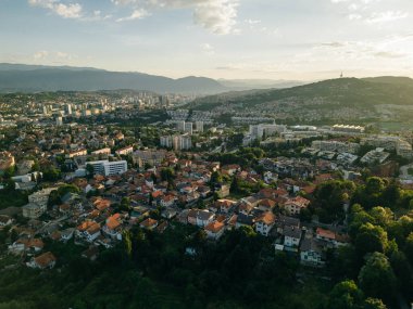 Bosna-Hersek 'te günbatımında Saraybosna' nın hava manzarası. Yüksek kalite fotoğraf