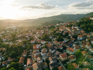 Bosna-Hersek 'te günbatımında Saraybosna' nın hava manzarası. Yüksek kalite fotoğraf