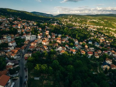 Bosna-Hersek 'te günbatımında Saraybosna' nın hava manzarası. Yüksek kalite fotoğraf