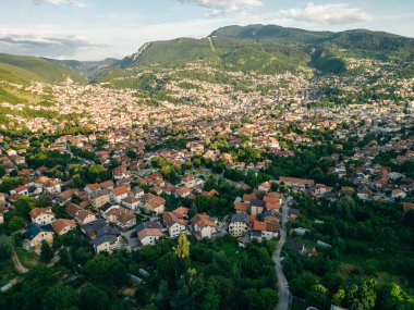 Bosna-Hersek 'te günbatımında Saraybosna' nın hava manzarası. Yüksek kalite fotoğraf