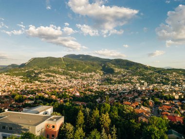 Bosna-Hersek 'te günbatımında Saraybosna' nın hava manzarası. Yüksek kalite fotoğraf