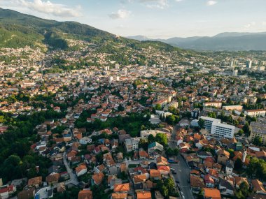 Bosna-Hersek 'te günbatımında Saraybosna' nın hava manzarası. Yüksek kalite fotoğraf