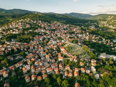 Bosna-Hersek 'te günbatımında Saraybosna' nın hava manzarası. Yüksek kalite fotoğraf