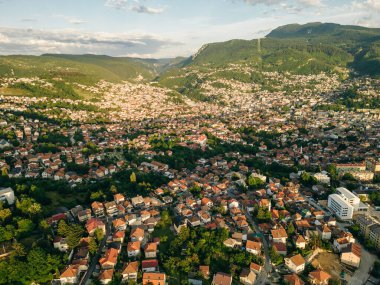 Bosna-Hersek 'te günbatımında Saraybosna' nın hava manzarası. Yüksek kalite fotoğraf