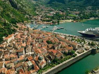 Karadağ 'ın Kotor Körfezi yakınlarındaki Perast kasabasının panoramik hava manzarası. Yüksek kalite fotoğraf