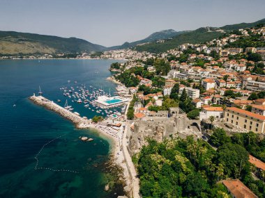 Herceg Novi 'nin hava manzarası, Karadağ' ın havadan görüntüsü. Yüksek kalite fotoğraf
