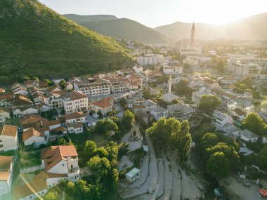  Bosna-Hersek 'in ünlü Eski Köprüsü ile tarihi Mostar kentinin hava manzarası. Yüksek kalite fotoğraf