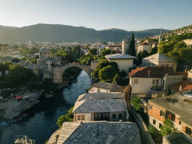  Bosna-Hersek 'in ünlü Eski Köprüsü ile tarihi Mostar kentinin hava manzarası. Yüksek kalite fotoğraf