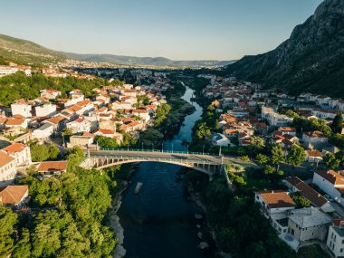  Bosna-Hersek 'in ünlü Eski Köprüsü ile tarihi Mostar kentinin hava manzarası. Yüksek kalite fotoğraf