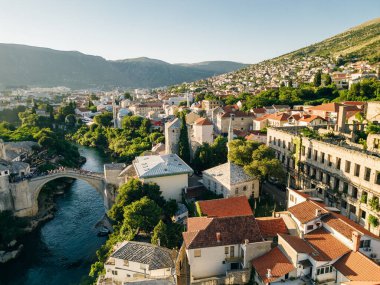  Bosna-Hersek 'in ünlü Eski Köprüsü ile tarihi Mostar kentinin hava manzarası. Yüksek kalite fotoğraf