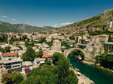  Bosna-Hersek 'in ünlü Eski Köprüsü ile tarihi Mostar kentinin hava manzarası. Yüksek kalite fotoğraf