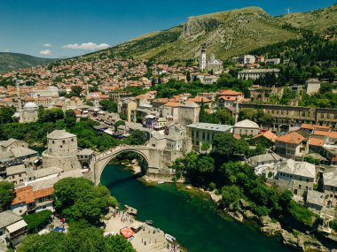  Bosna-Hersek 'in ünlü Eski Köprüsü ile tarihi Mostar kentinin hava manzarası. Yüksek kalite fotoğraf