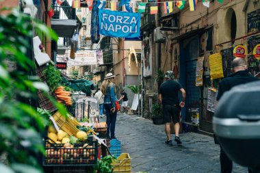 Napoli, İtalya 'da restoranları olan dar sokaklar - 2 Mayıs 2024. Yüksek kalite fotoğraf