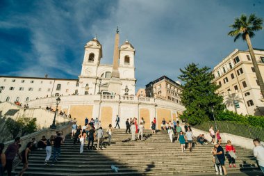 Roma, İtalya - 2 Mayıs 2024 İspanyol Merdivenleri 'nde turistler ve yerliler. Yüksek kalite fotoğraf