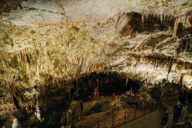 Postojna Mağara Parkı, Postojna, Slovenya 'nın güzel ve şaşırtıcı sarkıtları manzarası. Yüksek kalite fotoğraf