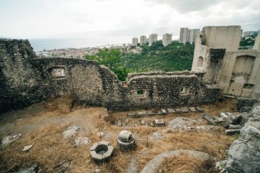 Hırvatistan 'ın Trsat şatosundan Adriyatik kıyısındaki Rijeka liman kentinin manzaralı manzarası. Yüksek kalite fotoğraf